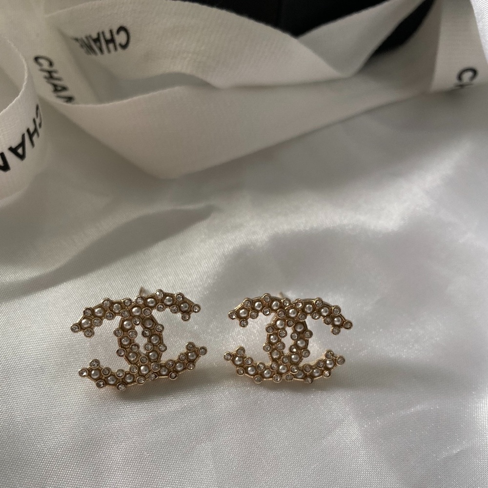 Authentic CHANEL Earrings  gold tone mint conditions
